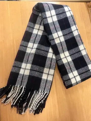 네이비와 화이트와 빨간색 체크 머플러