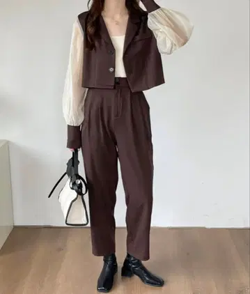 이소재 도킹 숏 자켓 + 턱입은 와이드 팬츠 셋업