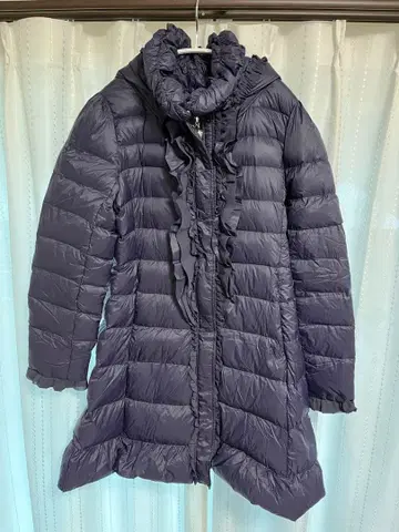 프릴 달린 네이비색 다운 자켓