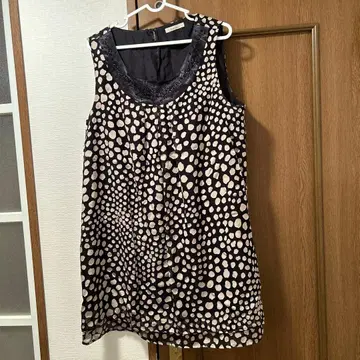 물방울 패턴 슬리브리스 무릎 기장 원피스 46