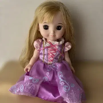 보라색 드레스의 금발 인형