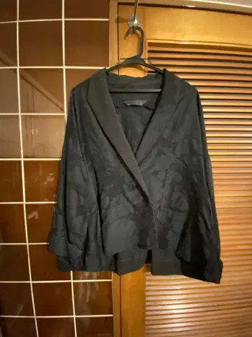 새싹이 돋는 듯한 블랙 테일러드 자켓