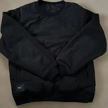 ROOT CO. 블랙 크루넥 맨투맨