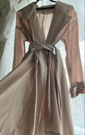 베이지 트렌치코트 허리 리본 포함