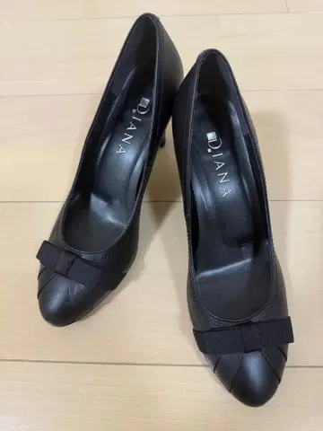 Diana 블랙 리본 포함 펌프스 힐 7cm