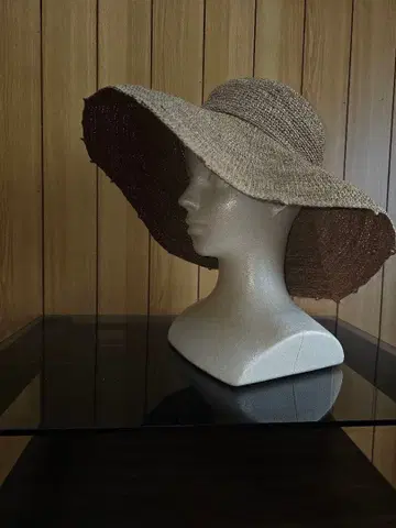 베이지색 넓은 챙 밀짚모자