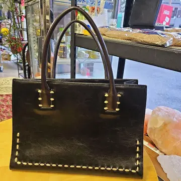 블랙 가죽 핸드백 스터드 장식