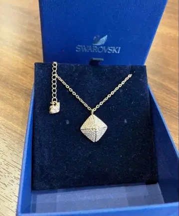 SWAROVSKI 스와로브스키 목걸이 피라미드 파베 스터드