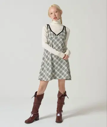 [ 완판템 ] 파이핑 체크 점프 스커트 크림 티 나 조 준