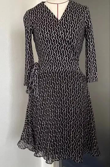 새상품급 다이앤 DVF 원피스 화려한 무릎 기장