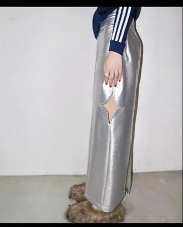 메탈릭 실버 타이트 스커트 사이드 컷 아웃 musubore