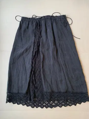 ADAM ET ROPE 다크 그레이 레이스 플레어 스커트