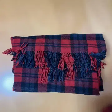 빨간색과 검은색 체크 무늬 머플러