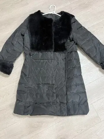 퍼가 달린 블랙 롱 다운 코트