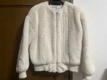 보아 소재 크림색 집업 자켓