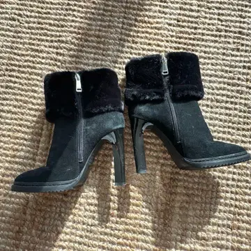 거의 미사용 DKNY 퍼 부츠