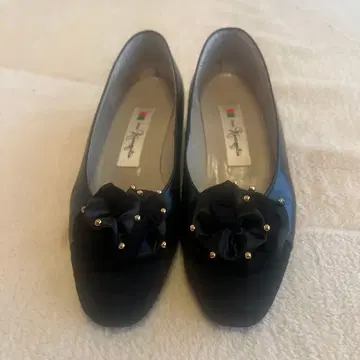 긴자 카네마츠 블랙 네이비 컬러 플라워 모티브 펌프스 23cm