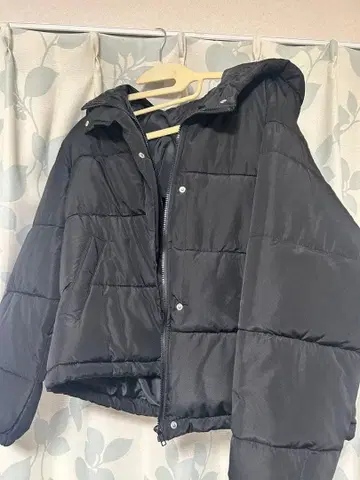 후드 부착 블랙 다운 자켓 짧은 기장