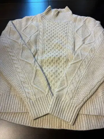 어반 리서치 아이보리 케이블 니트 하이넥 스웨터