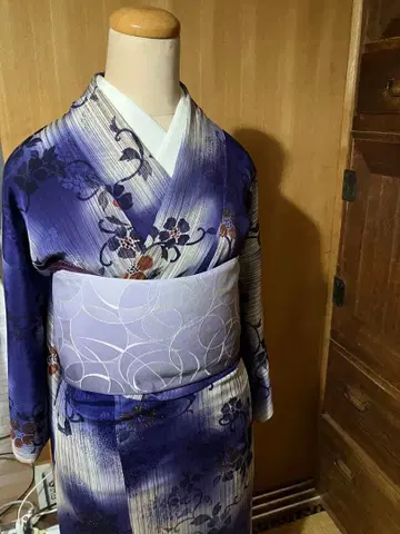 앤티크 네이비 바탕에 스트라이프와 꽃무늬