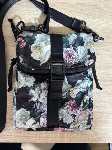 뉴 오더 숄더백