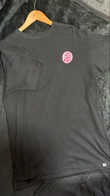 블랙 포켓 부착 T셔츠 핑크 로고