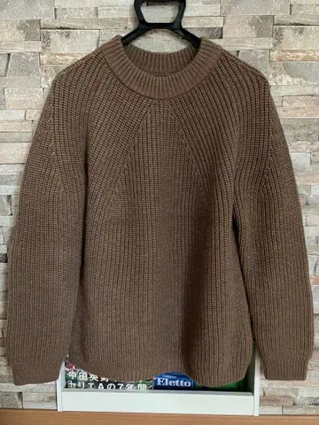 바토너 BATONER 시그니처 크루넥 니트 브라운