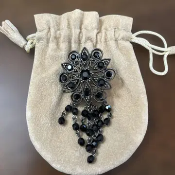 블랙 유리 브로치