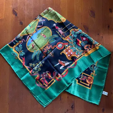 페라가모 실크 스카프