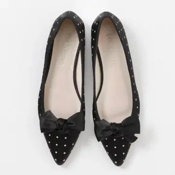 도트 무늬 리본 포함 블랙 플랫슈즈