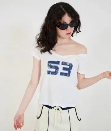 오프숄더 넘버 티셔츠 TINA: JOJUN 티나조준