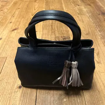 DAKS 태슬 부착 핸드백