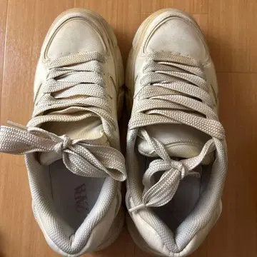 ZARA 화이트 스니커즈 EUR 42