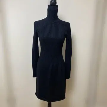 리브 터틀넥 무릎 기장 원피스