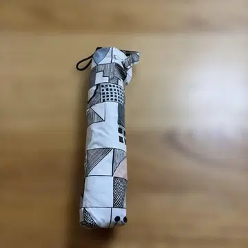 [ 미사용 새상품 ] korko 기하학 패턴 접이식 우산 우천 겸용