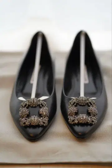 마놀로 블라닉 블랙 플랫슈즈 비쥬 모티브 37.5