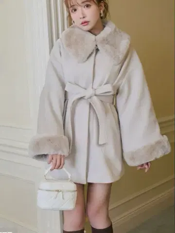 그레이 코트와 체크 무늬 원피스 세트