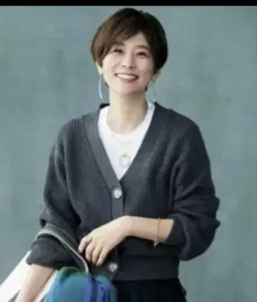 ADAWAS [ 고메이 유코 씨 콜라보 ] [ 워셔블 ] 숏 V넥 가디건