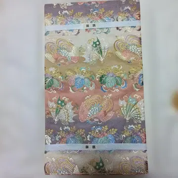 아름다운 다색 무늬의 후쿠로 오비