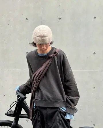 Entire studios box crew sweat S