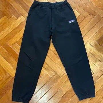 파타고니아 P-6 라벨 업라이저 스웨트 팬츠 블랙