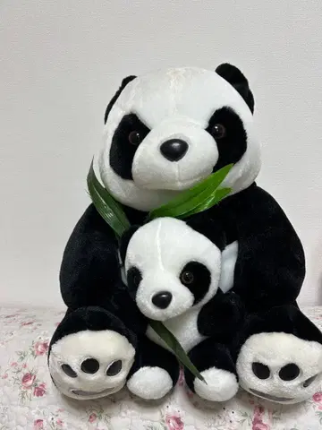 부모와 아기 팬더 봉제 인형