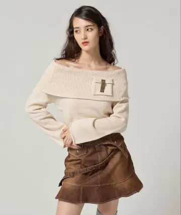 포켓 부착 오프숄더 니트 아이보리 티나 조준