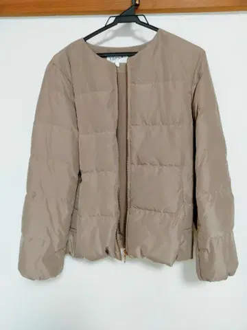 [ 새상품급 ] 월드 베이지 노카라 다운 자켓