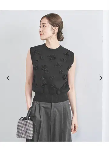 3D 플라워 모티브 슬리브리스 니트 베스트