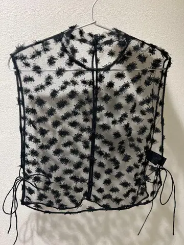 MACPHEE TOMORROW LAND 블랙 플라워 무늬 시어 베스트