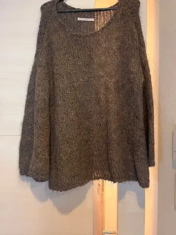 차콜 모헤어 니트 스웨터. 가볍고 넉넉하며 1회 착용만 했습니다.