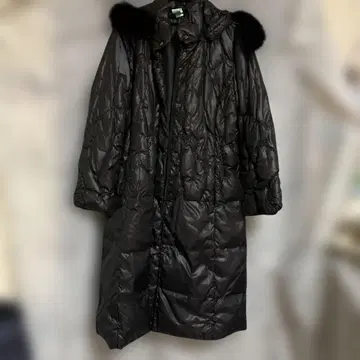 퍼 달린 블랙 다운 자켓