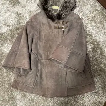 어도어 무스탕 코트