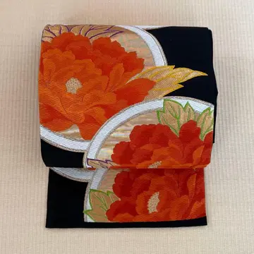 앤티크 블랙 베이스에 오렌지 컬러의 럭셔리한 모란 꽃무늬 후쿠로 오비